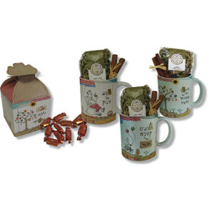 ספל,חליטה, קינמון וקופסת פרפר