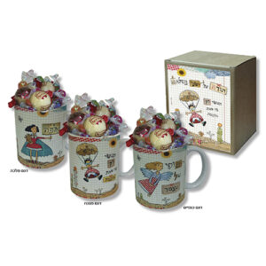 ספל עם פרלינים וסוכריות בקופסא