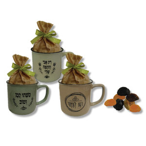 ספל ופירות יבשים