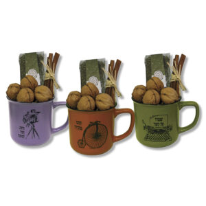 ספל עם חליטה ואגוזים