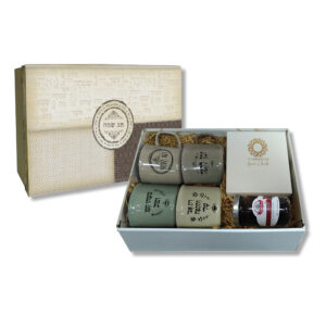 מארז לפסח עם ספלים נפוליטנים וחרוסת