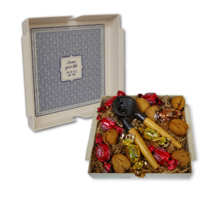 מגש עם אגוזים פרלינים ומפצח