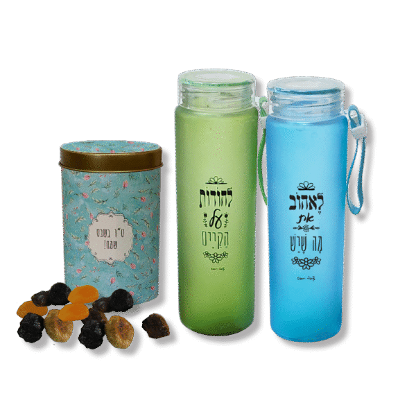 פחית עם פירות יבשים ובקבוק שתיה