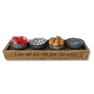 מתנה לפסח – מגש עץ וקערות במילוי