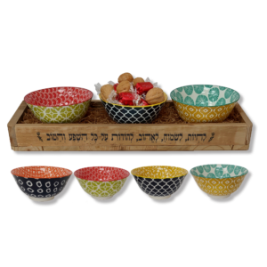 מגש לפסח ממוחזר – קערות קרמיקה במילוי מגוון