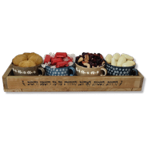 מגש עץ חגיגי עם קערות מלאות בפינוקים