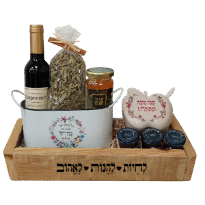 מתנה לעובד – מארז עץ עם דבש, חליטה וכלים