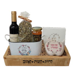 מתנות לעובדים – מארז עץ עם טאצ’ מתוק