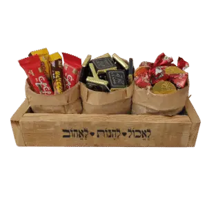 ארגז עץ במילוי מתוק – מתנות לחנוכה