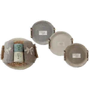 ספלים ומגבות על מגש ידידותי לסביבה