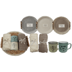 ספלים ומגבות על מגש ידידותי לסביבה