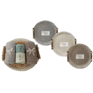 ספלים ומגבות על מגש ידידותי לסביבה