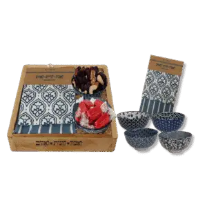 מגש עץ עם קערות ומתוקים