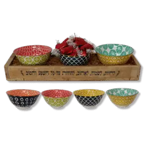 מגש עם פרלינים וקערות צבעוניות