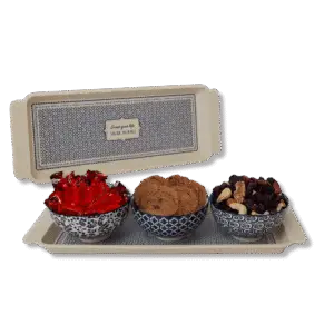 מתנה שופעת – מגש עוגה עם עוגיות ומתוקים