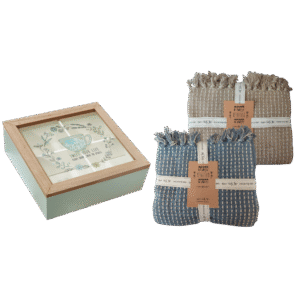 שמיכה עם קופסת תה מעץ – מתנה לחג