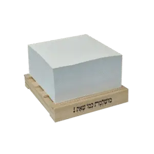 שי לעובדות מעמד עץ עם נייר ממו